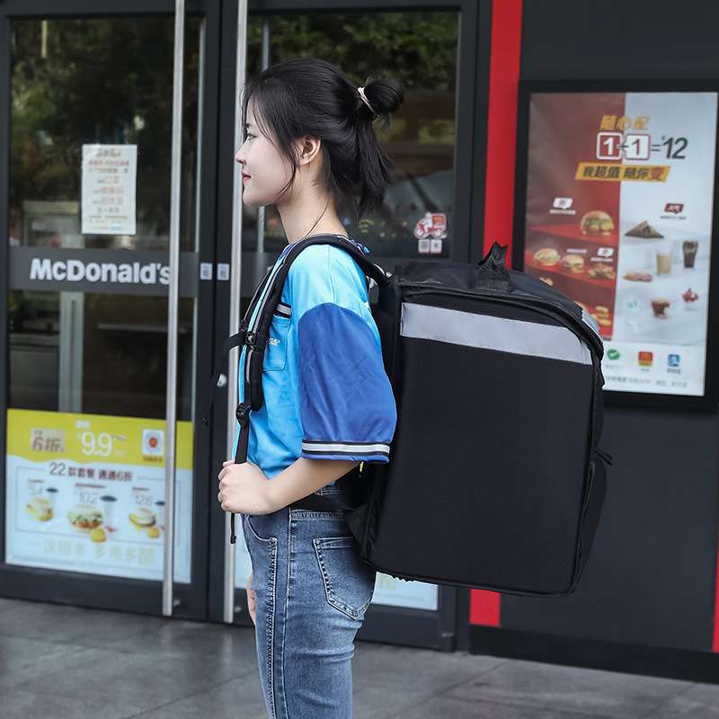 キャンプ用品 大容量保冷リュック