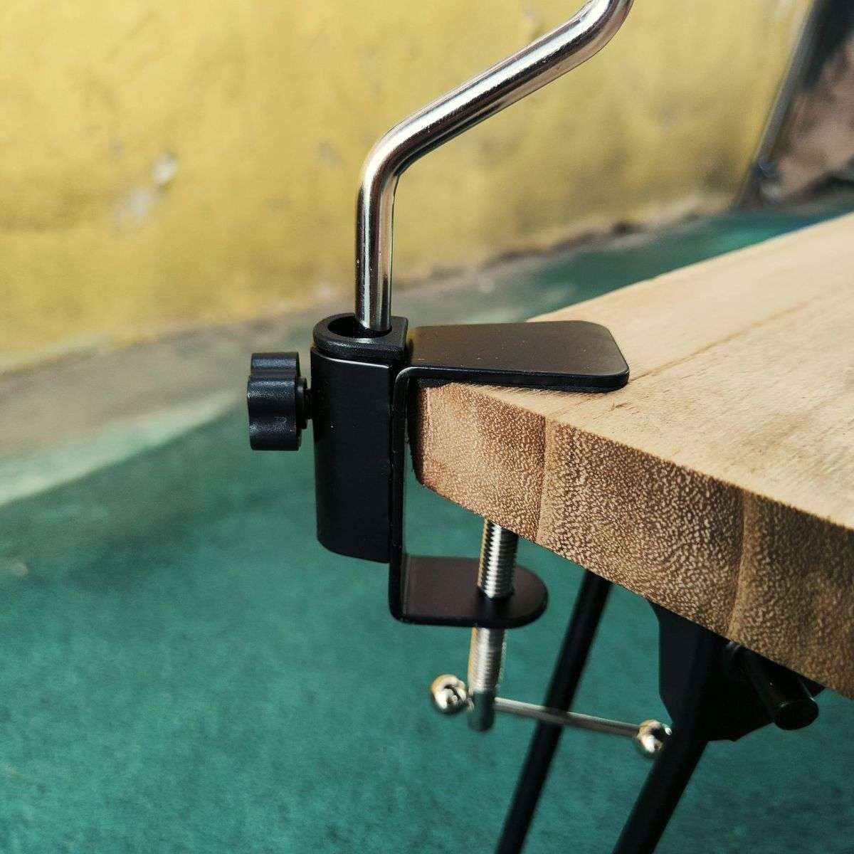 キャンプ用品 卓上クランプ式コンパクトランタン
