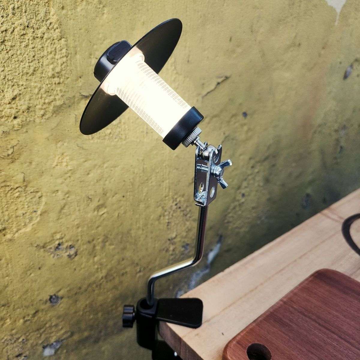 キャンプ用品 卓上クランプ式コンパクトランタン