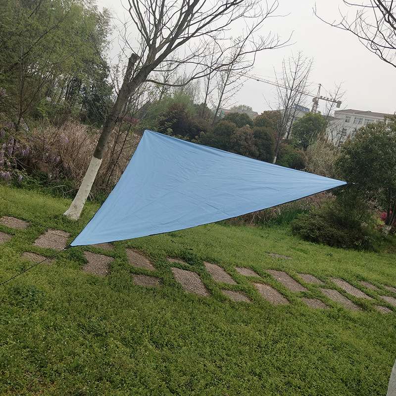 キャンプ用品 三角形オールシーズンタープ