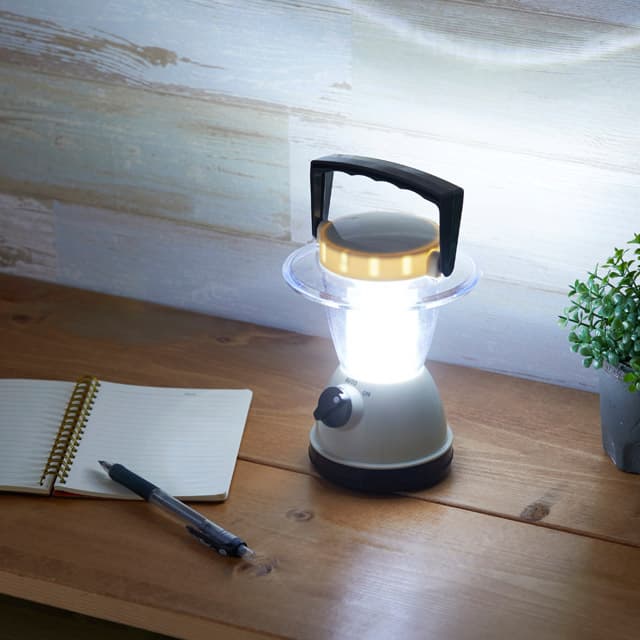 キャンプ用品 手で持つと自動点灯するキャンプ用ランタン