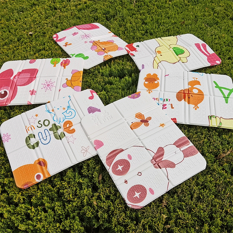 キャンプ用品 お子様喜ぶ!折りたたみ式遊べるマット
